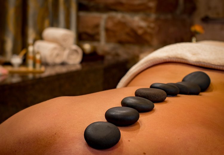 Hot Stone Massage gegen Rückenschmerzen